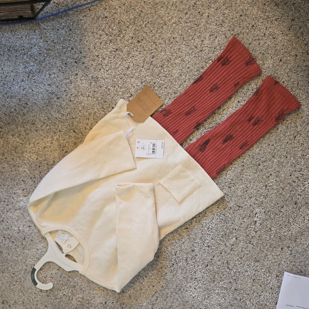 NWT 2 pc baby's leggings and tunic- unisex